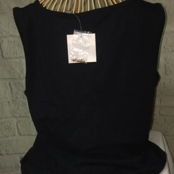 Croft and barrow black V-neck sleeveless top. - Picture 4 of 5